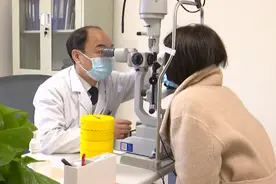 健康科普︱上睑下垂是生病了吗？如何预防治疗？图片