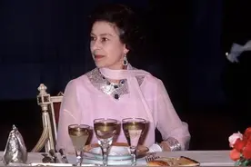 世界头号珠宝收藏家英女王，除了王冠，还拥有无数价值连城的项链图片