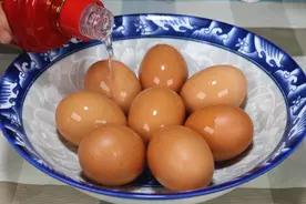 把白酒倒进鸡蛋里，想不到这么厉害，一次做一罐，吃到过年也不坏图片