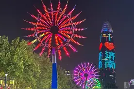 霸屏热搜的泉城路“花瓣路灯”是咋来的？图片