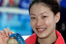 伏明霞：为爱勇敢嫁大26岁的富豪，婚后连生3胎，她真的幸福吗？图片