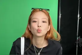 220515_金珍妮jennie更新ins，Calvin klein拍摄（无水印）图片