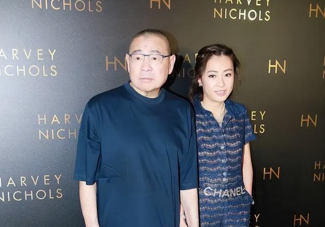 人力还是不敌天命，94岁李嘉诚已驼背，上山还得依靠电动滑板车