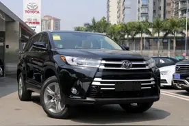 你加价买的汉兰达，不仅减配了防撞钢梁，连后尾门都是塑料的图片