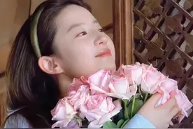 刘亦菲捧花壁纸图片