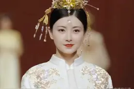当斓曦在秀场上艳压群芳，才知道穿对了衣服的国泰民安脸是真高级图片