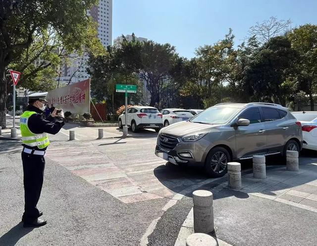 马路不是停车场！汕头交警持续加强停车秩序整治