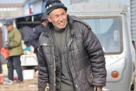 东北70岁大爷常年喝酒，每天摆摊卖菜，逢人就说3点奇特习惯图片