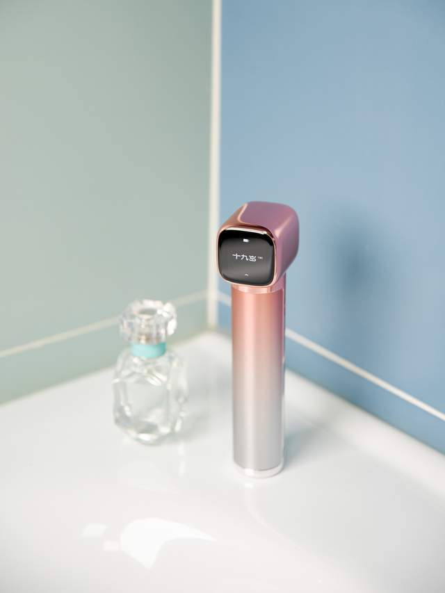 专为呵护面部肌肤设计，⼗九岁胶原锤射频美容仪让你重拾年轻弹性