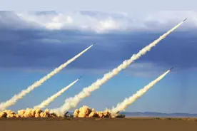 解放军远火化身“反舰导弹”，无人机锁定目标，火箭弹百发百中图片