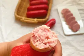 火腿肠真的是死猪肉搅碎做成的吗？看了生产全过程，你还会吃吗？图片