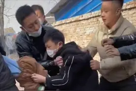 夫妻离婚大宝拉住小宝不放手，妻子跪地哭着说：儿子，忘了妈妈吧图片