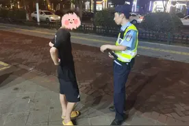 面对民警的询问，男孩胡乱编造了个名字……图片