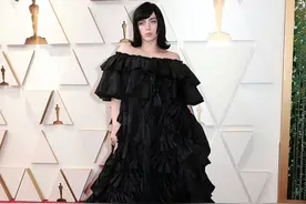 20岁碧梨走红毯，穿大“垃圾袋”有意遮住丰腴身姿，黑发显东方美图片