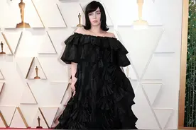 20岁碧梨走红毯，穿大“垃圾袋”有意遮住丰腴身姿，黑发显东方美图片