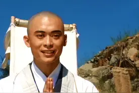 樊少皇一家定居内地，假期到郊外体验农家乐，4岁女儿蹲地摘菜图片