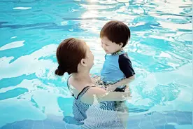 孩子到底多大学游泳？没到4岁，一定要先等等图片