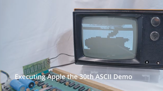 罕见苹果Apple-1电脑拍出47.5万美元高价，超预估价近60%