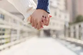 回顾：地铁里女子和黑人小哥深情相拥，有的女孩并不物质图片