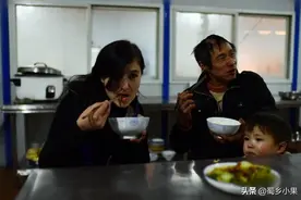 24岁外国美女倒追45岁农民工，婚后住工地很幸福：你去哪我跟到哪图片