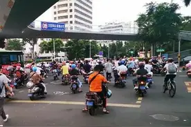 骑电动车不戴头盔，好事错做图片
