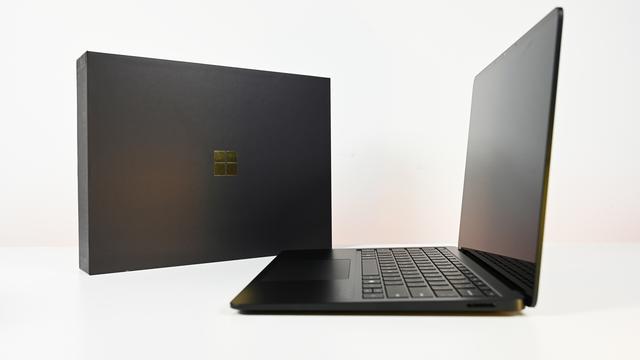 微软50周年纪念版Surface Laptop 7亮相，拥有金色Logo、专属壁纸