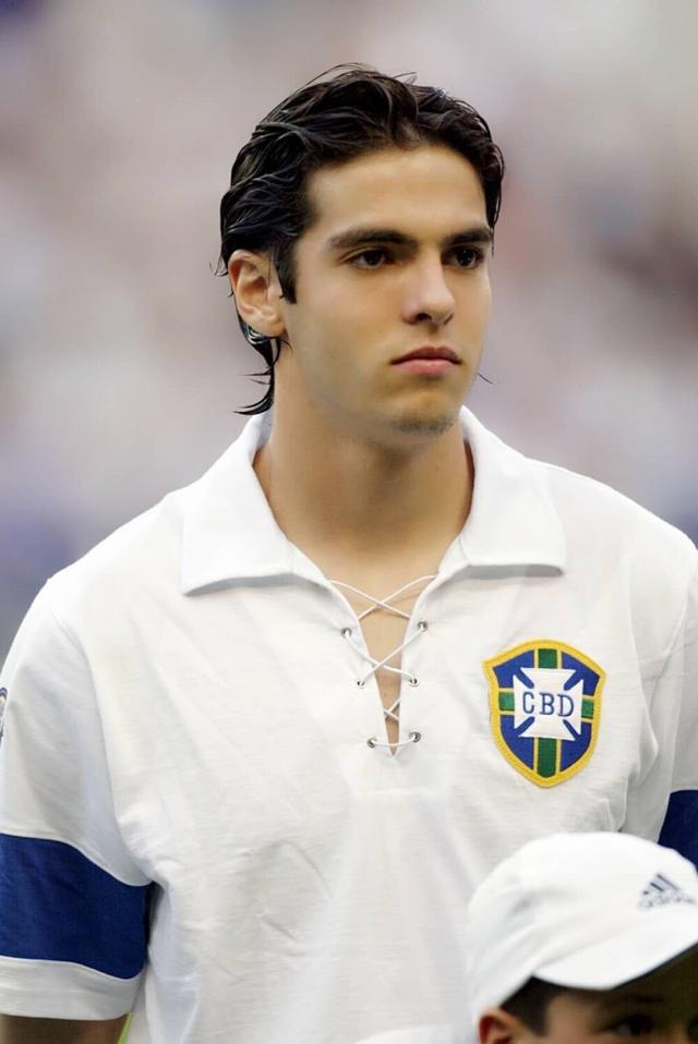 十五岁那年,经过和家里人商议之后,卡卡进入了圣保罗足球俱乐部的一线