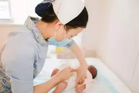 宝宝拉粑粑后，用清水洗好还是用湿巾擦好？做法不对或致红屁股图片