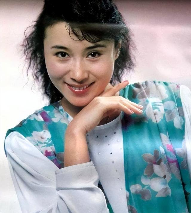 丁岚：曾火遍全国移居国外，回国经商成亿万富婆，58岁仍孤身一人
