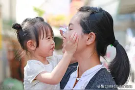 宁愿全款给儿子买房，也不肯借钱帮女儿看病，20年后女儿拒养母亲图片