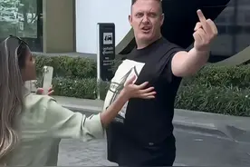 你再骂我妈试试！中国美女在泰国暴打外国2米壮汉，短袖打成开衫图片