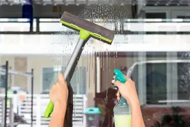 擦玻璃别单用水，跟保洁阿姨学一招，干净又透亮，一点灰尘也不留图片