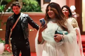 印度国宝级巨星穿传统纱丽亮相！太显胖有大妈范，鲜肉老公太帅气图片