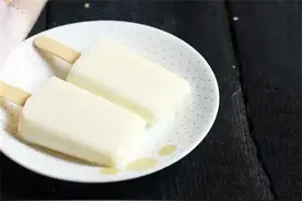 牛奶和糖拌一拌冰一冰，教你最简单的牛奶雪糕做法，在家就可以做图片