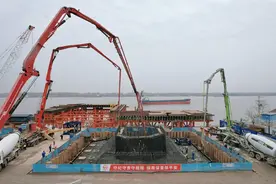 双柳长江大桥南岸主墩下游侧承台混凝土浇筑完成图片