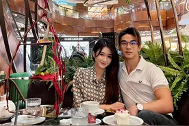 钱小豪儿子七夕秀恩爱！小7岁网红女友长相甜美，身材凹凸有致图片