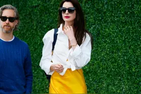 安妮海瑟薇穿黄裙“让路人看直了眼”！配白衬衫，成秋日搭配示范图片