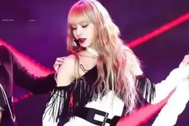 lisa疯马秀彩排曝光，只穿三角裤秀身材，酒杯脱衣大结局图片