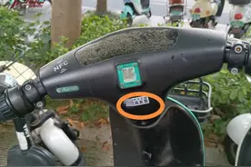 黄色网址、代开发票、刻章办证等小广告“缠”上共享单车！该咋治?图片
