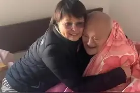 51岁袁立罕见露面变化真大！拥抱百岁老人，穿羽绒服变得土里土气图片