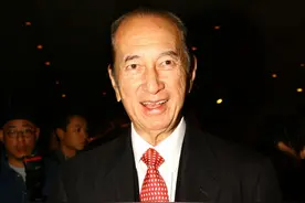 二太去世，四太活得潇洒，差点成为赌王五太的邓咏诗现在怎样了？图片