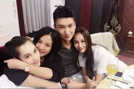 胡金秋妻子肤白貌美，身材样貌不输陈露，气质更是碾压后者图片