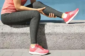 小腿经常酸胀，这3个因素脱不了关系，要重视，及时检查图片