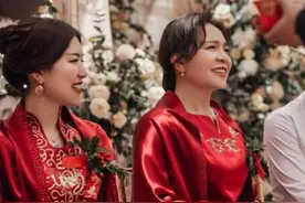 两位亲家母不服老，婚礼上穿红旗袍配发髻气质真好，比新娘还抢眼图片