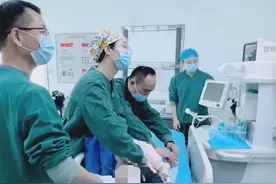 漳州2岁男童反复便血，排便时还掉出一团“肉”，父母吓坏了图片