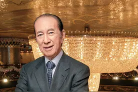 “口无遮拦”何鸿燊：当众对徐小凤开低俗玩笑，被怼到下不来台图片