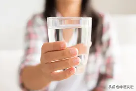 总是口干、渴醒？医生教你两个小方法，引水上行，不再苦恼图片