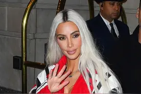 金·卡戴珊少见照片，穿红衣从真人秀车上下来那张最有风韵图片