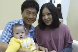 黎耀祥每月给儿子20万，300万买豪车，自己却在剧组半夜啃面包图片
