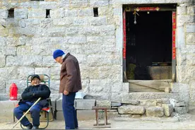 农村俗语：“三块石头门前放，吃喝不愁家道旺”，有啥讲究？图片